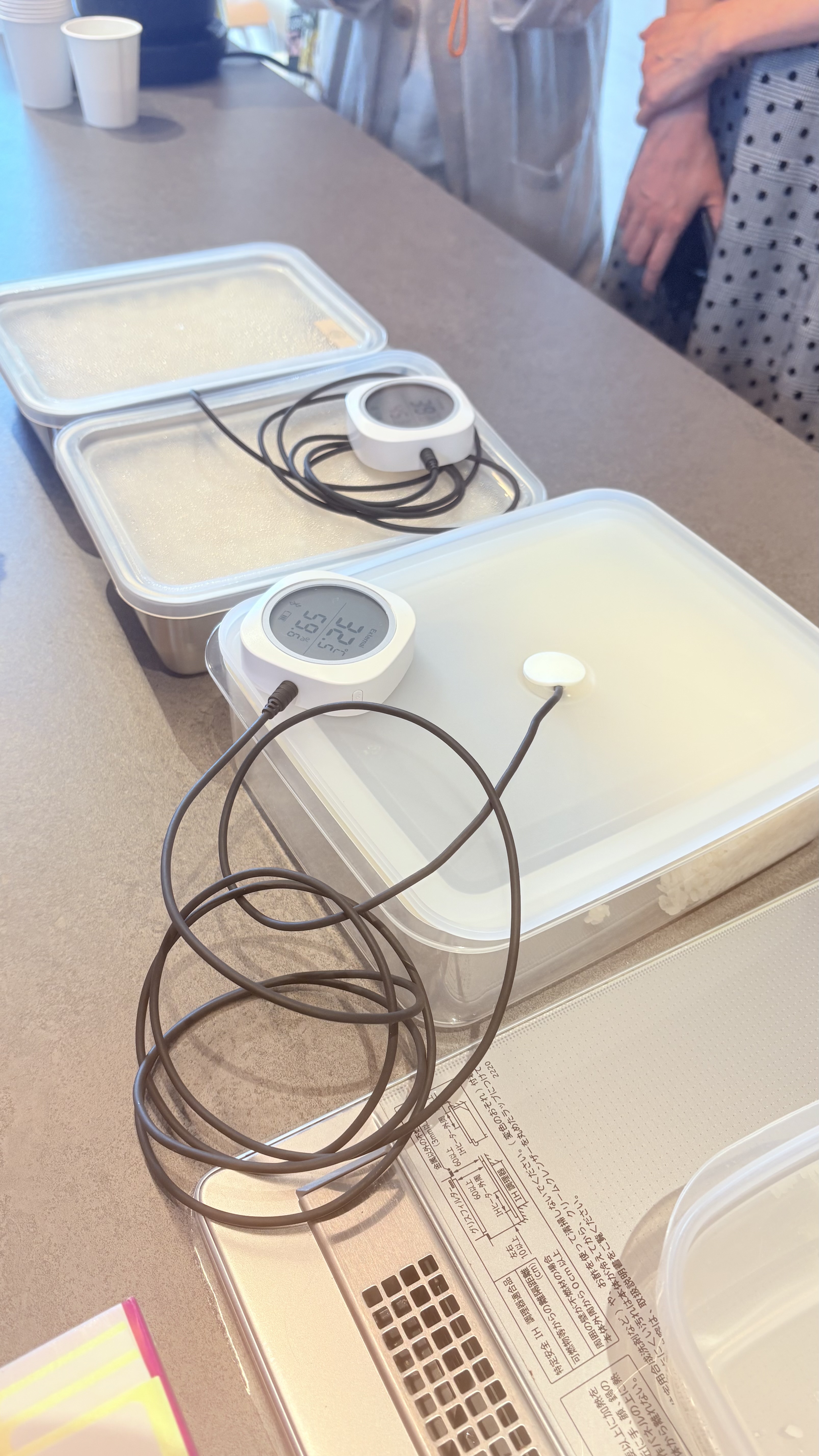 製麹に使う容器と温度計